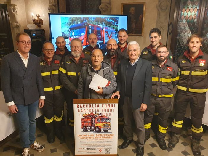 La presentazione della raccolta fondi per il nuovo mezzo antincendio alla presenza delle autorità La presentazione della raccolta fondi per il nuovo mezzo antincendio alla presenza delle autorità