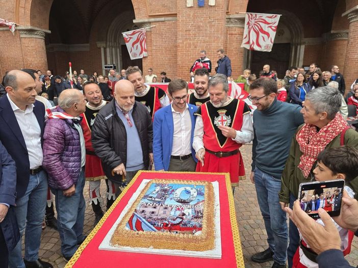 Una torta per 600 amici per festeggiare i 50 anni del gruppo Sbandieratori Città di Alba Una torta per 600 amici per festeggiare i 50 anni del gruppo Sbandieratori Città di Alba