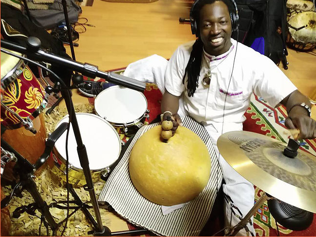Musica con coperchi, pentole e cucchiai? Con il maestro Moussa Sanou si può Musica con coperchi, pentole e cucchiai? Con il maestro Moussa Sanou si può