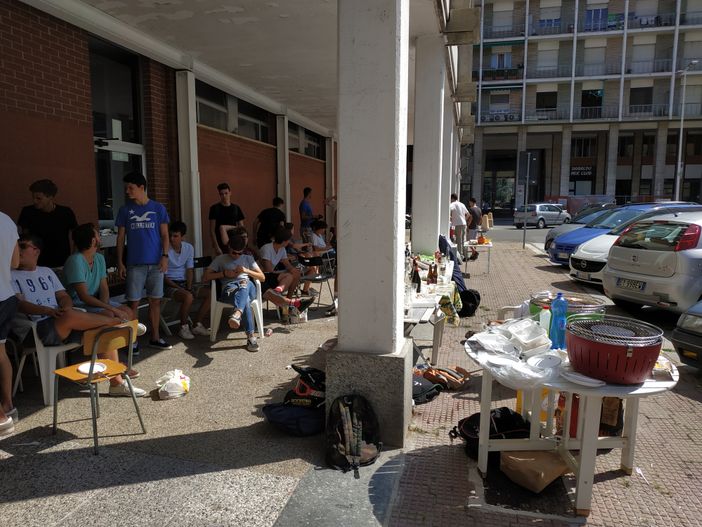 I ragazzi di quinta impegnati nella grigliata