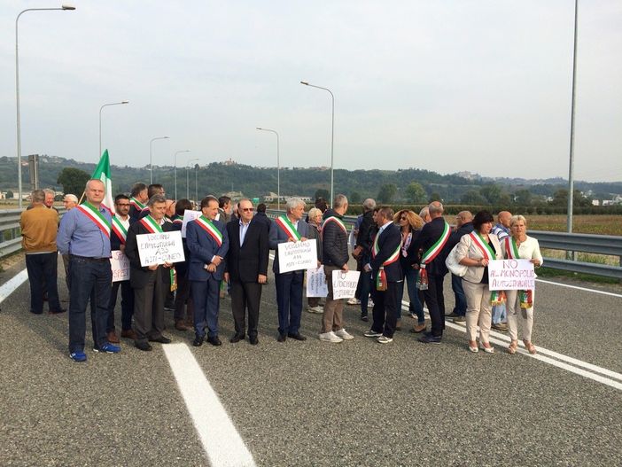 25 sindaci uniti a Govone per il completamento della Asti-Cuneo: presenti le telecamere di La7