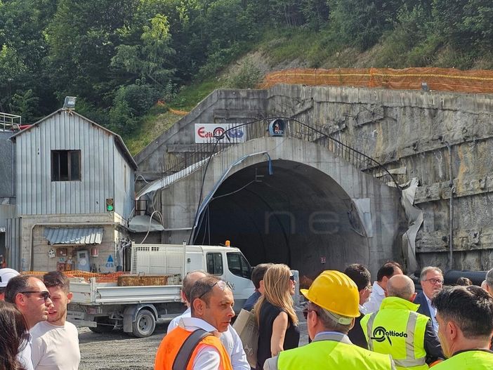 Venerdì la cerimonia per il Colle di Tenda: il vice Ministro Rixi "Arrivano 37 milioni di euro per il progetto del nuovo tunnel" Venerdì la cerimonia per il Colle di Tenda: il vice Ministro Rixi "Arrivano 37 milioni di euro per il progetto del nuovo tunnel"