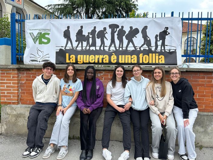 Bra, la scuola di Pace si mobilita contro la guerra: striscioni e incontri