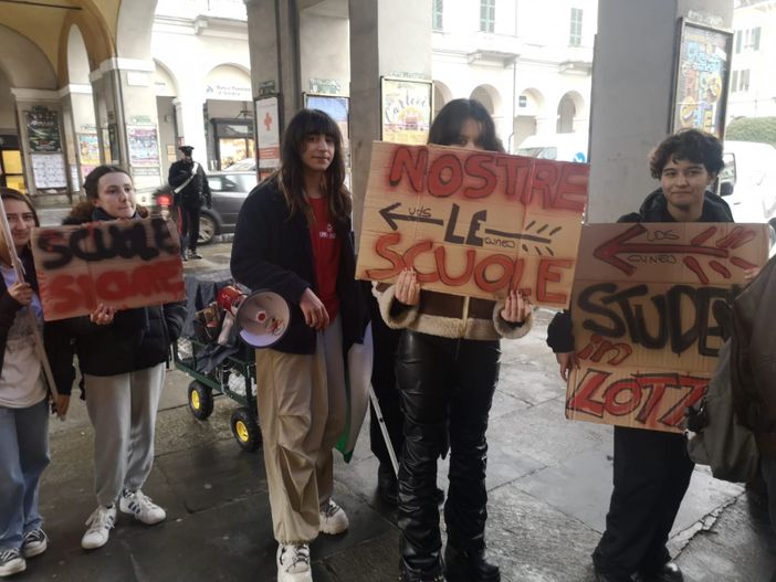 Studenti in marcia verso il municipio: “Vogliamo scuole sicure e trasporti efficienti" Studenti in marcia verso il municipio: “Vogliamo scuole sicure e trasporti efficienti"