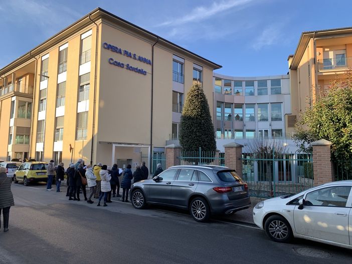 Un pomeriggio carico di emozioni: il Servizio Volontariato Anziani Fossano fa visita, solo da fuori, al Sant’Anna