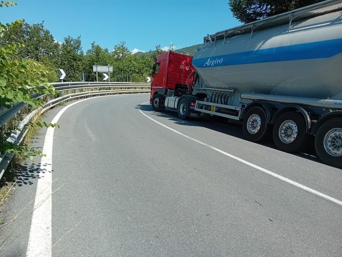 Revocato il fermo dei mezzi pesanti sulla Statale 28: la Camera di Commercio ringrazia le prefetture e i presidenti delle due province Revocato il fermo dei mezzi pesanti sulla Statale 28: la Camera di Commercio ringrazia le prefetture e i presidenti delle due province