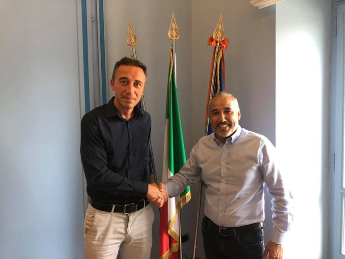 Stretta di mano tra Fabrizio Re, sindaco di Crissolo (a sinistra) e Fabio Carosso, vicepresidente della Regione (a destra)