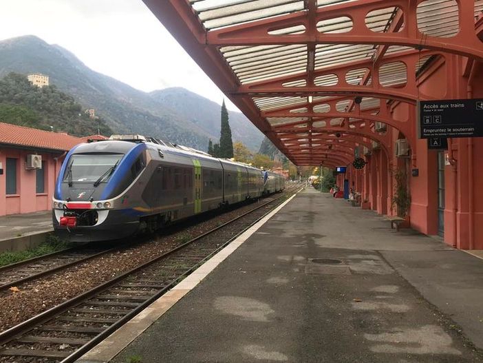 Deviatoio ko allo scambio di Airole: treni in ritardo di oltre 40 minuti sulla Cuneo-Ventimiglia Deviatoio ko allo scambio di Airole: treni in ritardo di oltre 40 minuti sulla Cuneo-Ventimiglia