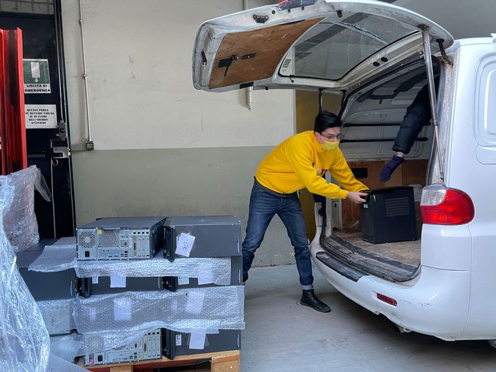 Solidarietà: Coldiretti Cuneo dona 200 computer a chi è in difficoltà