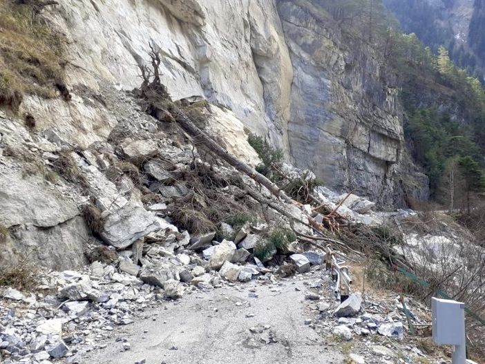 La frana sulla provinciale per Elva (foto Settore Viabilità Provincia)