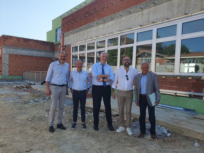 Davide Sannazzaro, Silvano Dovetta, Federico Borgna, Luca Robaldo, Giancarlo Panero davanti al nuovo Itis di Verzuolo