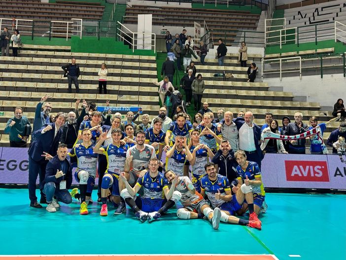 La gioia di giocatori e staff sul campo di Siena