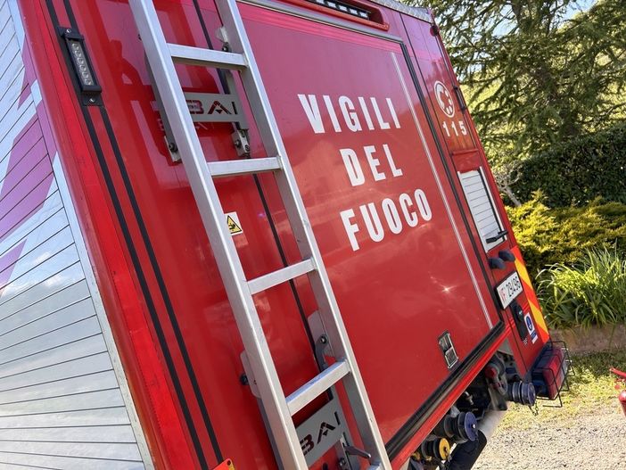 A fuoco tre materassi in un appartamento a Savigliano: vigili del fuoco, carabinieri e 118 sul posto