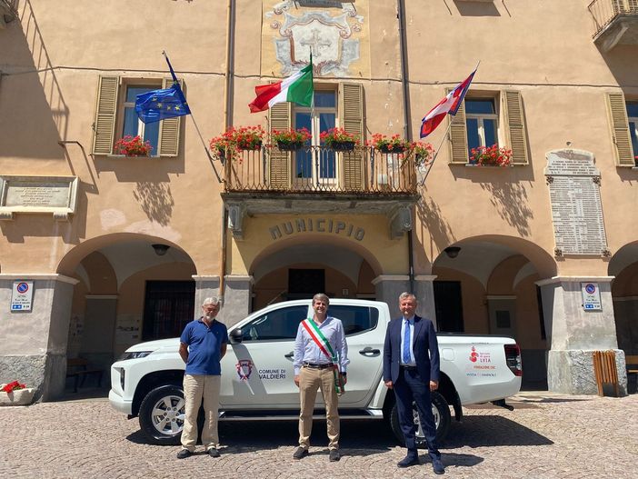 Da sinistra Alessandro Bobba, presidente Lvia, il sindaco di Valdieri Giacomo Gaiotti ed Ezio Raviola, vicepresidente Fondazione Crc