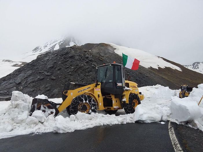 Le ruspe in cima al Colle dell'Agnello - (Immagini tratte dalla pagina Fb di Pontechianale) Le ruspe in cima al Colle dell'Agnello - (Immagini tratte dalla pagina Fb di Pontechianale)