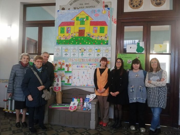 La consegna del materiale presso la monosezione della scuola dell'Infanzia