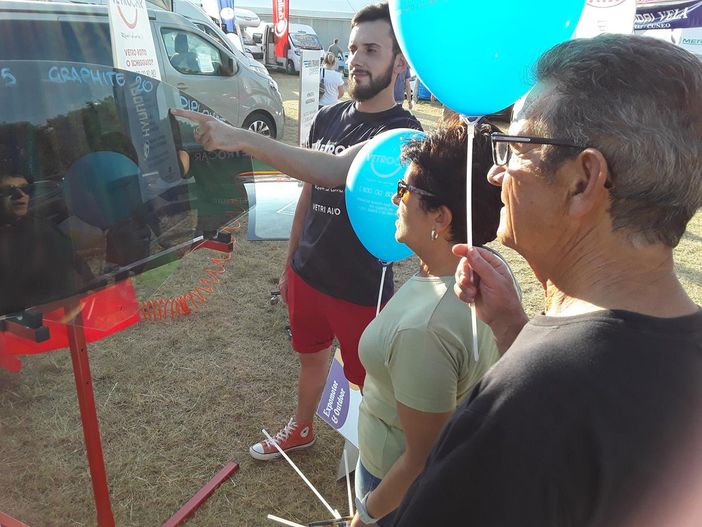 Da "Vetrocar" riparazione, sostituzione, oscuramento di cristalli auto e tir