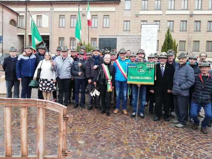 Vezza d'Alba in festa con 200 Alpini