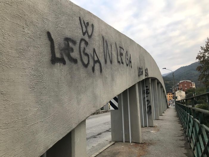 Quattro atti vandalici in otto mesi: ricompaiono le scritte “W Lega” sul ponte Po di Paesana