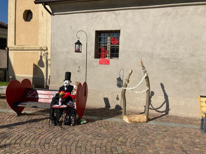 Piozzo in Love: cuori e allestimenti per San Valentino, con un invito a riflettere sulla violenza di genere