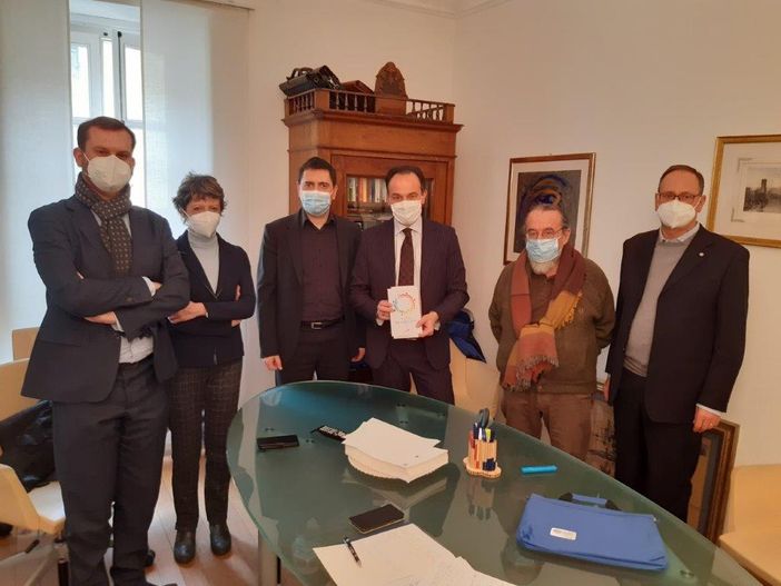 Da destra: Elio Lingua, Mario Tretola, Alberto Cirio (con il libro offertogli dalla delegazione cuneese, scritto dal neopresidente nazionale Acli, Emiliano Manfredonia), Loris Marchisio, Mariangela Tallone e Paolo Giordano Da destra: Elio Lingua, Mario Tretola, Alberto Cirio (con il libro offertogli dalla delegazione cuneese, scritto dal neopresidente nazionale Acli, Emiliano Manfredonia), Loris Marchisio, Mariangela Tallone e Paolo Giordano