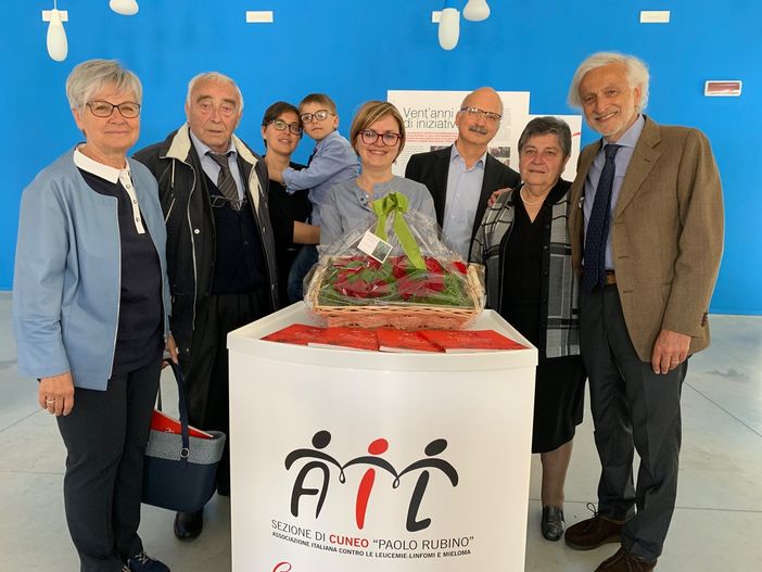 Da sinistra: Elda, Piero e Anna Rubino, Miranda Ciravegna (segreteria Ail Cuneo), Andrea Gallamini (ex primario ematologia ospedale Santa Croce di Cuneo), Elsa Morra e Massimo Massaia (primario ematologia ospedale Santa Croce di Cuneo) Da sinistra: Elda, Piero e Anna Rubino, Miranda Ciravegna (segreteria Ail Cuneo), Andrea Gallamini (ex primario ematologia ospedale Santa Croce di Cuneo), Elsa Morra e Massimo Massaia (primario ematologia ospedale Santa Croce di Cuneo)