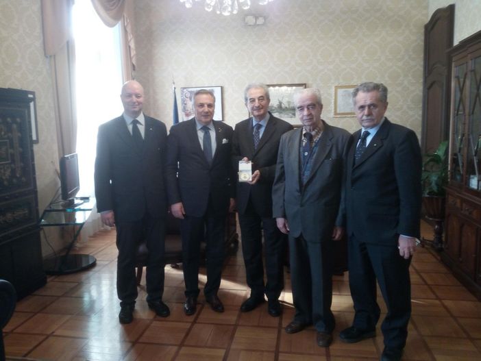 L'Anioc consegna al prefetto di Cuneo la medaglia della Legion d'Honneur