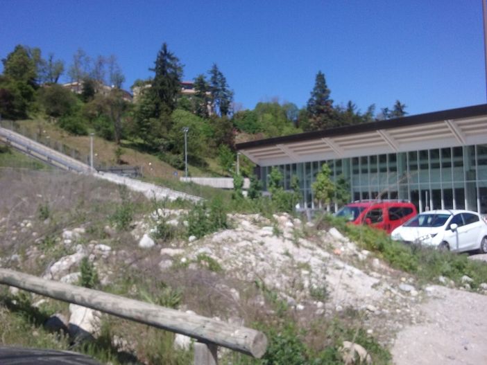 "Sistemate l'area esterna dello stadio del nuoto di Cuneo" "Sistemate l'area esterna dello stadio del nuoto di Cuneo"