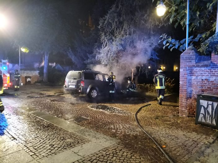 E' allarme nel saviglianese per un probabile piromane che dà fuoco alle auto parcheggiate
