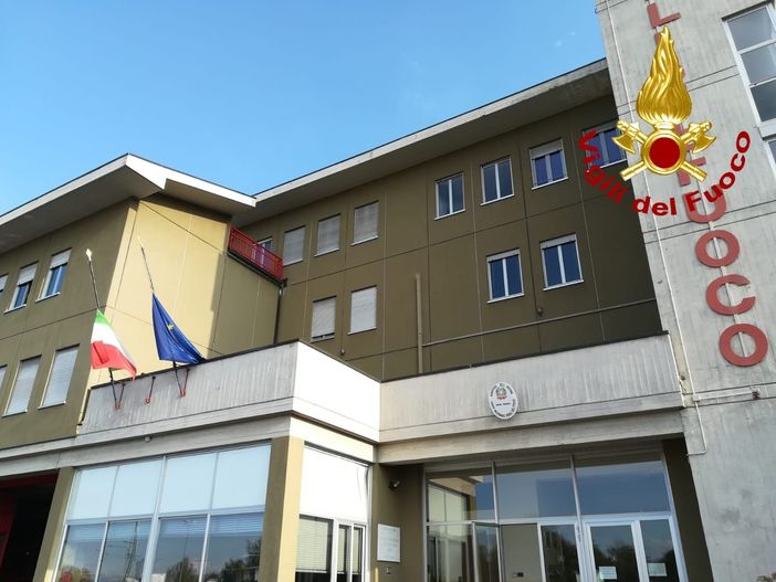 Le bandiere a mezz'asta nella caserma sede del comando provinciale