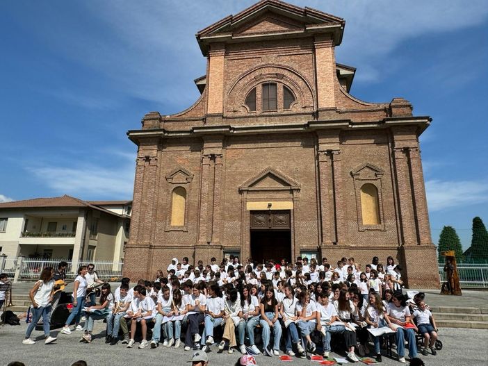 Cuneo, la scuola primaria Damiano e la secondaria Palatucci insieme per chiudere in festa l'anno scolastico Cuneo, la scuola primaria Damiano e la secondaria Palatucci insieme per chiudere in festa l'anno scolastico