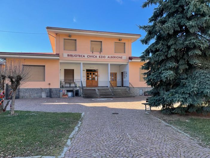 Eric Gobetti presenta il suo libro sulle Foibe alla biblioteca di Chiusa Pesio, ma CasaPound protesta