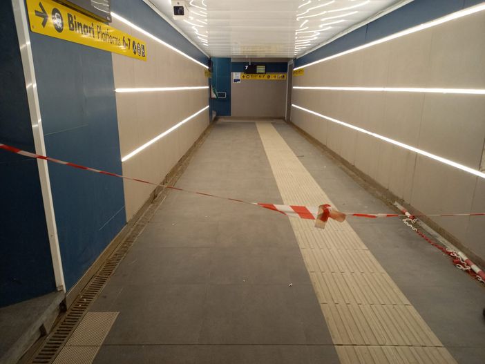 Tettoia pericolante alla stazione di Fossano: accesso chiuso ai binari 6 e 7 Tettoia pericolante alla stazione di Fossano: accesso chiuso ai binari 6 e 7