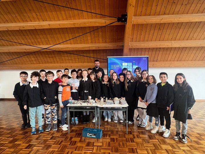 Gli alunni della primaria di Sale delle Langhe a lezione con lo scultore Ivano Ghiglia