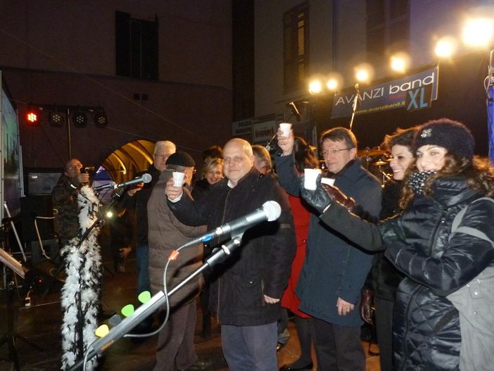 Alba: il Sindaco Maurizio Marello al Capodanno in Piazza: “Auguro a tutti noi un anno di pace” Alba: il Sindaco Maurizio Marello al Capodanno in Piazza: “Auguro a tutti noi un anno di pace”