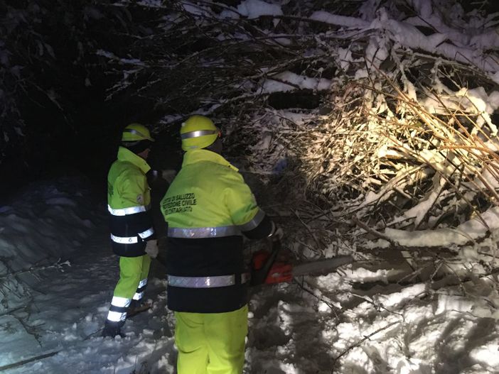 Neve nel Saluzzese: notte di lavoro per il Soccorso Radio Saluzzo ed i Vigili del fuoco