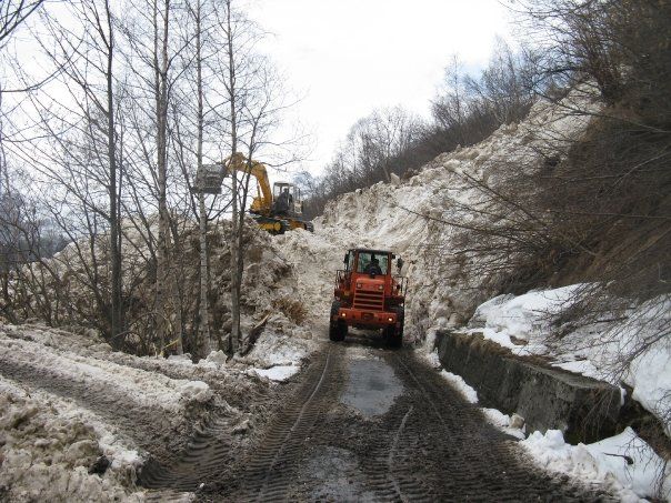 Una slavina caduta sulla Brogo di Crissolo-Ciampagna di Ostana in una foto d'archivio