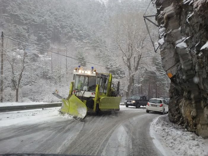 Il Colle di Tenda chiuso al traffico per il distacco di una valanga