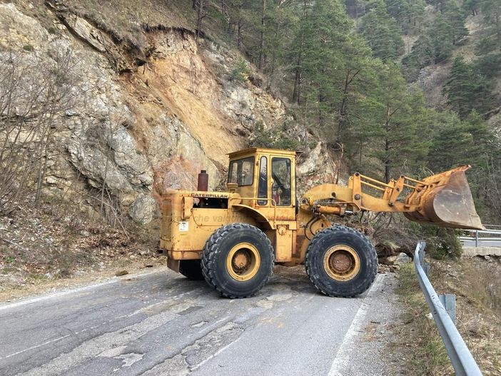 La frana sulla provinciale verso Stroppo