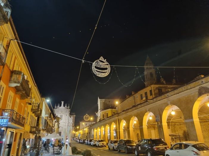 Luminarie spente in corso Garibaldi, a Bra Luminarie spente in corso Garibaldi, a Bra