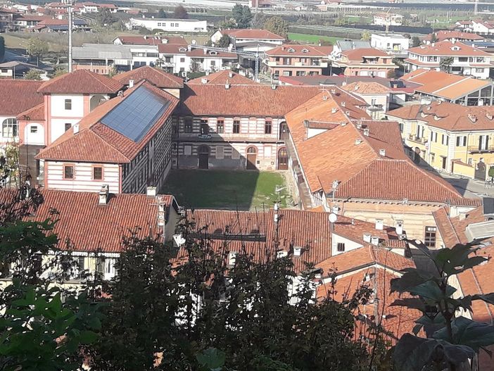Saluzzo,  veduta dall'alto del'ala centrale della ex caserma Musso che ospita la nuova biblioteca