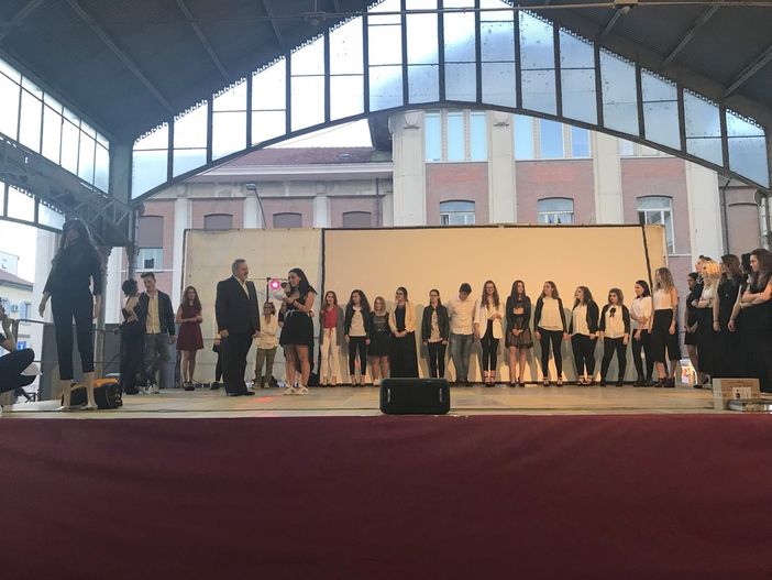 Saluzzo, saggio di fine anno degli allievi Cnos Fap, sul palco con il direttore don Gabriele Miglietta Saluzzo, saggio di fine anno degli allievi Cnos Fap, sul palco con il direttore don Gabriele Miglietta