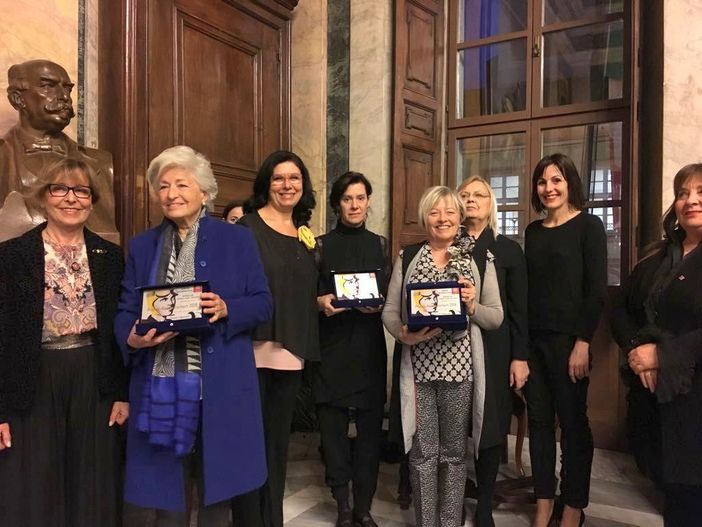Cuneo, salone d'onore del municipio: Mariangela Buzzi, Maria Adelaide Gullino, Maria Vittoria Oddero, premio Amelia 2018 dei club Zonta di Cuneo, Saluzzo e Alba con le presidenti Iris Musselli, Anna Maria Gavatorta, Agata Comandè con l'area director Ivana Sarotto. Cuneo, salone d'onore del municipio: Mariangela Buzzi, Maria Adelaide Gullino, Maria Vittoria Oddero, premio Amelia 2018 dei club Zonta di Cuneo, Saluzzo e Alba con le presidenti Iris Musselli, Anna Maria Gavatorta, Agata Comandè con l'area director Ivana Sarotto.
