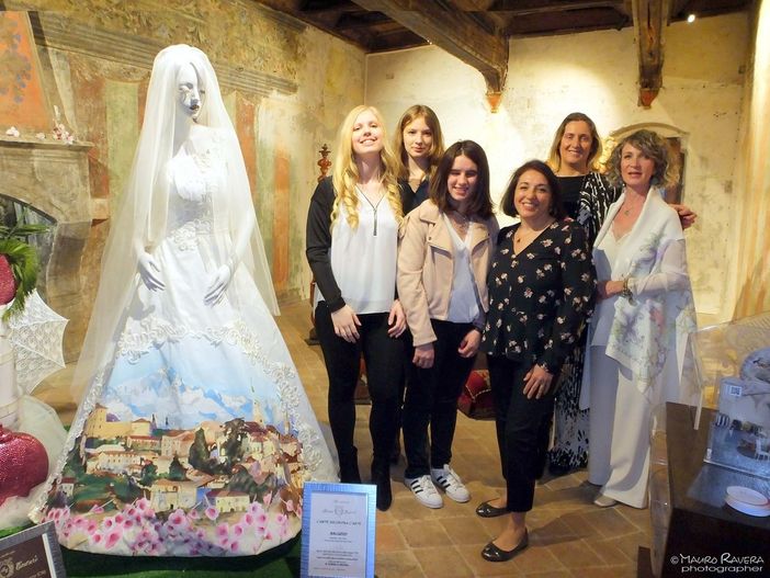 Casa Cavassa,  alunne e insegnante  Gabriella Messina del Liceo Soleri Bertoni con la stilista Bruna Besso e Cristina Monte di Aurea Virtus