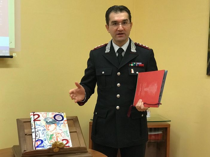 La penna di Lucarelli e il pennello di Chia per il calendario dell'Arma 2022 La penna di Lucarelli e il pennello di Chia per il calendario dell'Arma 2022
