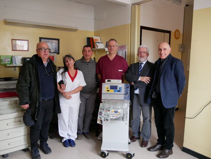 Saluzzo, la consegna della colonna diagnostica all'Endoscopia dell'Ospedale di Saluzzo, alla presenza del direttore generale Salvatore Brugaletta e del presidente della Fondazione CrSaluzzo Marco Piccat