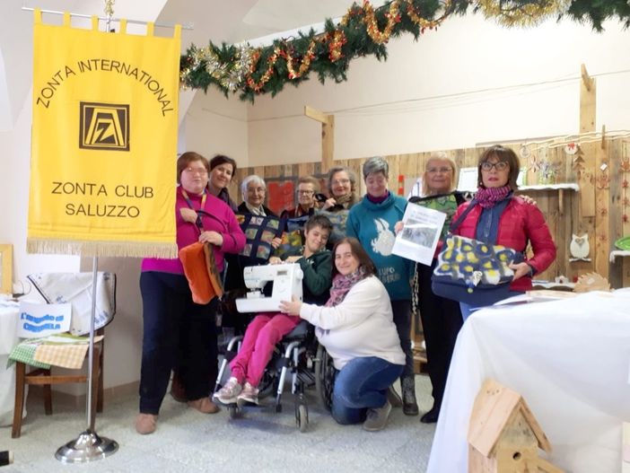 La consegna della macchina da cucire e del tessuto da parte i Zonta Saluzzo al Centro diurno Le Nuvole per il progetto Beeh Behh Bag