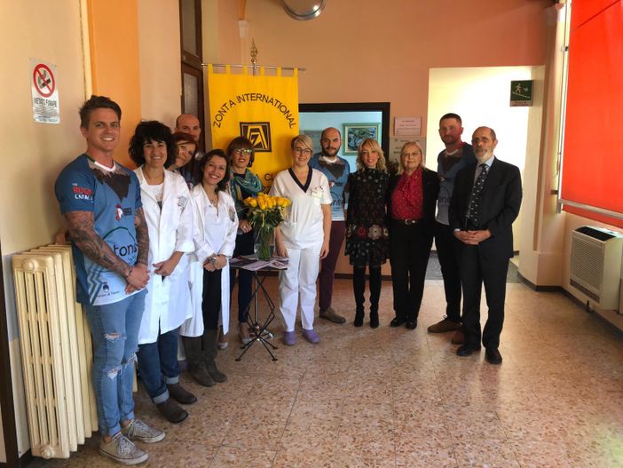 Zonta Saluzzo e NWR (North West Roosters )nel reparto di Oncologia di Saluzzo