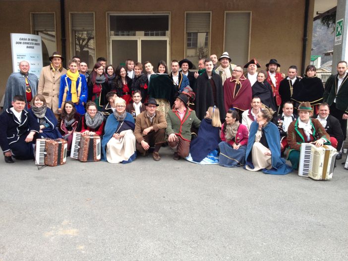 Le maschere bargesi fanno festa assieme ai ricoverati delle Case di Riposo