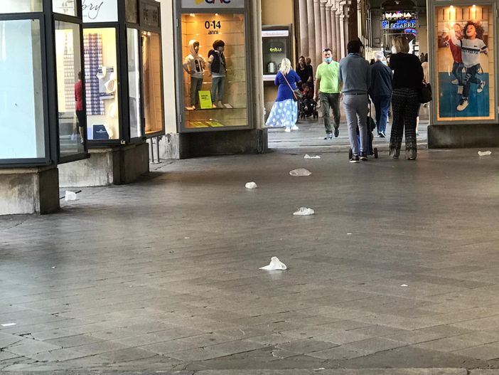 La plastica si riprende i suoi spazi: il limite sottile tra “proteggi te stesso e gli altri” e “proteggi l’ambiente” (FOTO)
